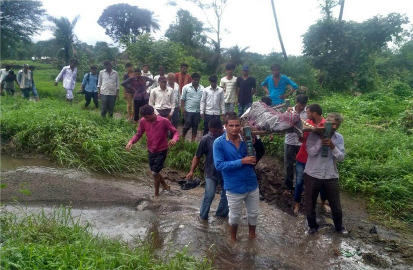 patrika श्मशान की राह पर लापरवाही की रोड़े