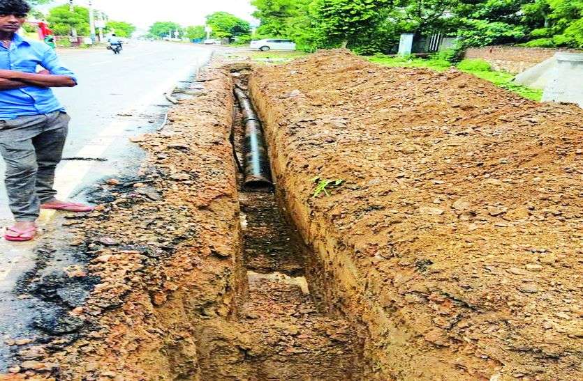 Alwar bad condition road in city जलदाय विभाग के ठेकेदारों की मनमर्जी, कलेक्टर के आदेश दर किनार कर कर रहे है यह काम