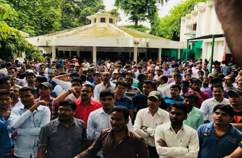 Candidate Protest एलटी ग्रेड शिक्षक भर्ती में बड़ी धांधली का आरोप, अभ्यर्थियों ने किया लोकसेवा आयोग का धेराव