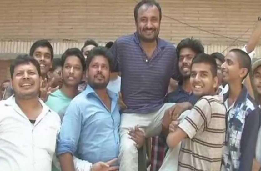 Anand Kumar 'सुपर 30' के पूर्व छात्रों ने संस्थान पर लग आरोपों को खारिज किया