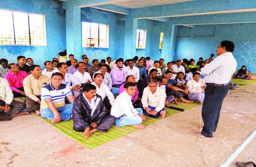 Clerical staff on strike in mp लिपिक वर्ग कर्मचारियों की अनिश्चिकालीन हड़ताल शुरू