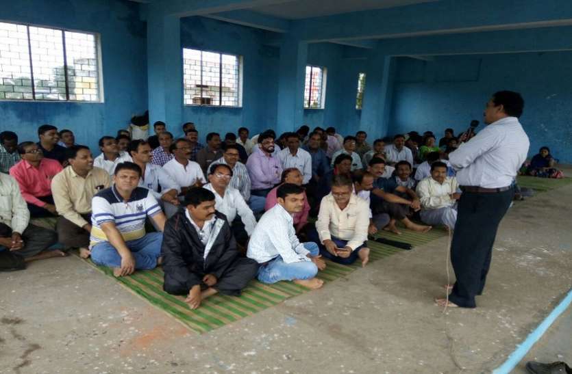 Clerk on strike for 23-point demands 23 सूत्रीय मांगों को लेकर हड़ताल पर लिपिक