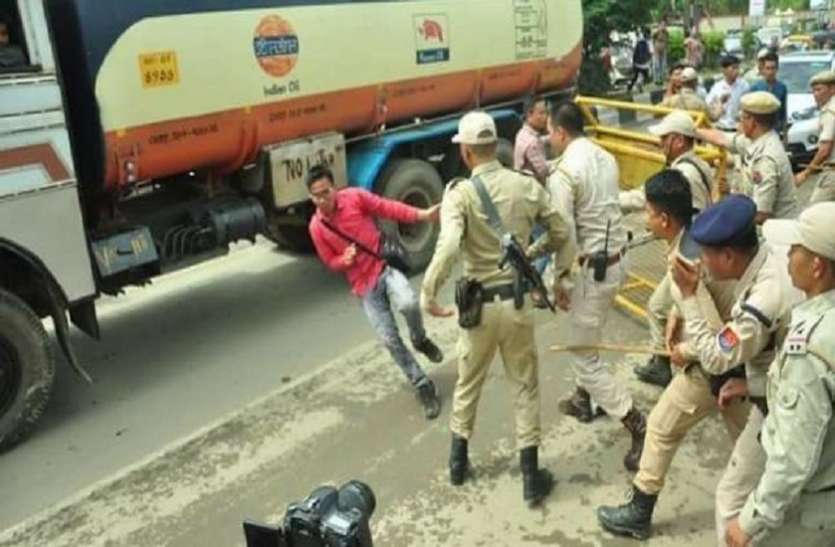 Miraculous escape for Manipur student after cops baton charge प्रदर्शन के दौरान टैंकर के नीचे आ गया छात्र, लेकिन उससे पहले हुआ था कुछ ऐसा जिसे देख थम जाएंगी सांसें