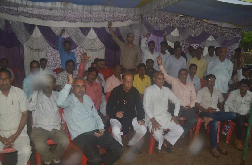 ashoknagar, ashoknagar, patrika, patrika news, patrika bhopal, bhopal mp, Collectorate Building, strike, unbreakable strike, latest hindi news, कलेक्ट्रेट भवन की लगाई परिक्रमा, फिर धरने पर बैठे