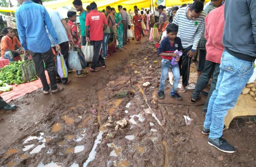 balaghat उकवा बाजार परिसर में कीचड़ और गंदगी का आलम