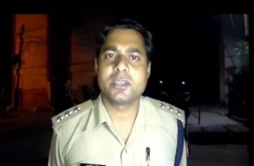 banda काशीराम कालोनी में छापेमारी, वांछित और अपराधियों के लिए कई कमरों में दबिश डाली
