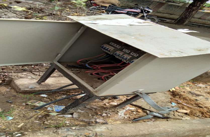 electric सावधान! बारिश में यहां कदम-कदम पर मौत का साया