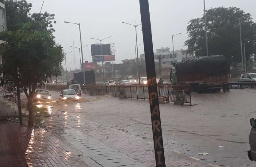 rain fall सडक़ें लबालब, बाजार में भरा पानी