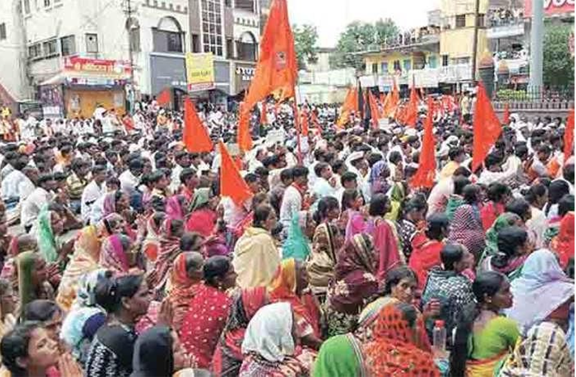 FILE PHOTO उग्र हुआ मराठा आरक्षण आंदोलन,प्रदर्शनकारियों ने की सांसद की गाड़ी में तोड़फोड़,सीएम के इस्तीफे की कर रहे मांग