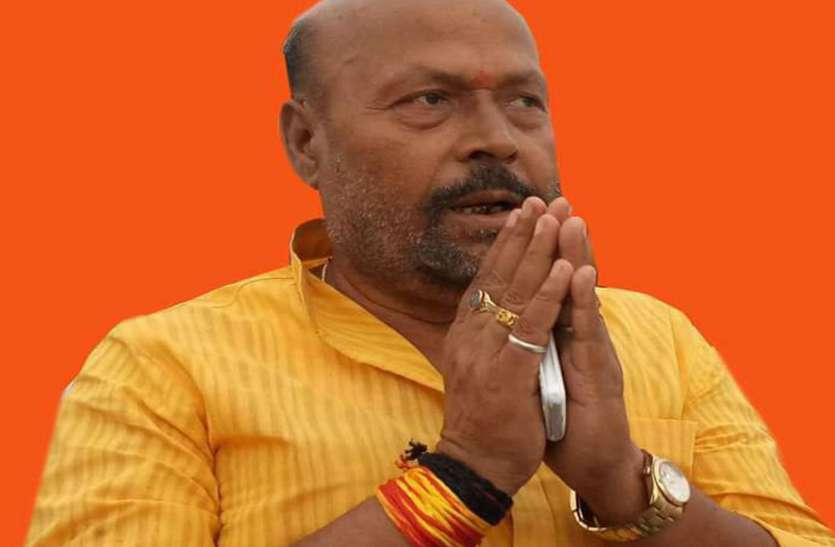BJP vidhayak भाजपा विधायक ने क्षेत्र में पीड़ित मरीजों को दी आर्थिक सहायता