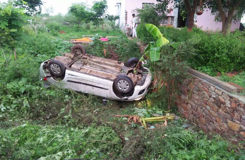 Accident श्वान को बचाने के फेर में गई 3 जान