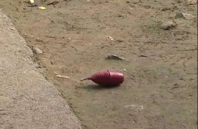 bomb डीएम ऑफिस के सामने मिला बम, मचा हड़कंप
