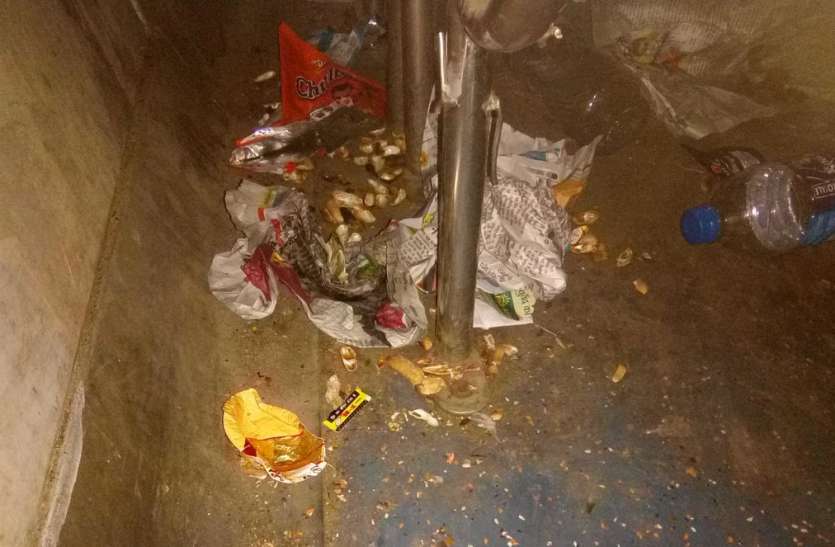 Poor conditions of cleaning in DEMU and ordinary trains स्टेशनों पर दिनभर सफाई, डेमू और साधारण ट्रेन मार रही सड़ांध