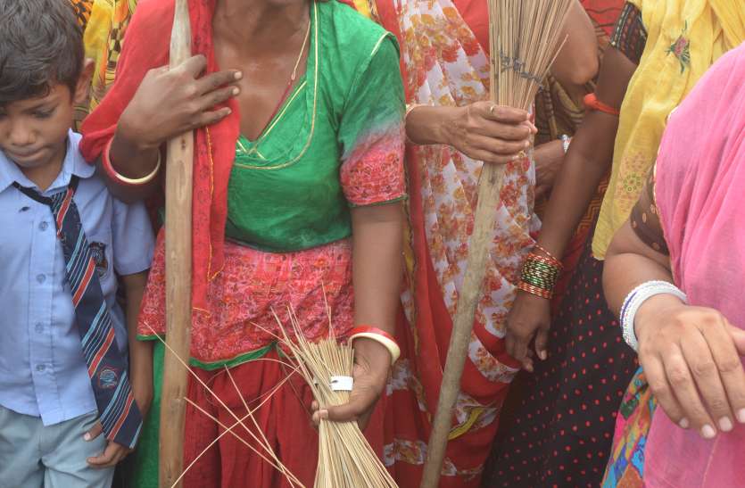 Demonstration of cleaning personnel सफाई कर्मचारियों ने झाडू उठाकर किया प्रदर्शन