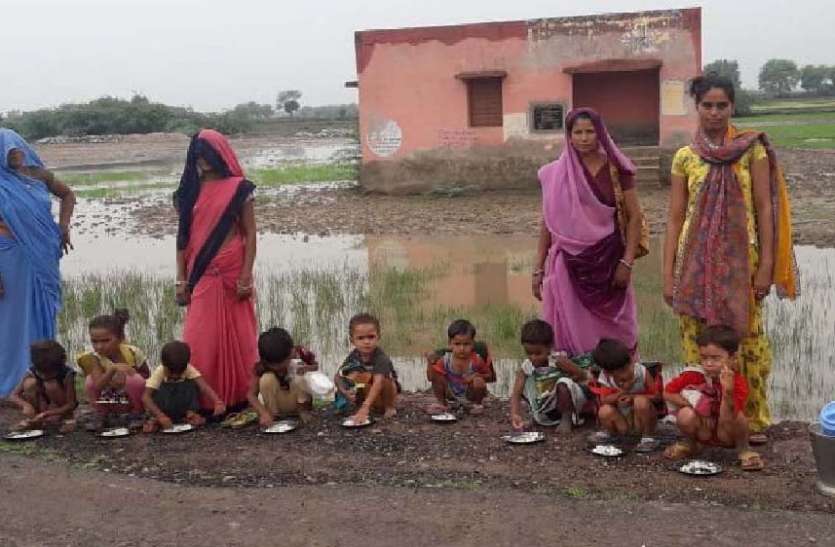 Nutrition feeding children on the road बच्चों को सड़क पर खिला रहे पोषाहार