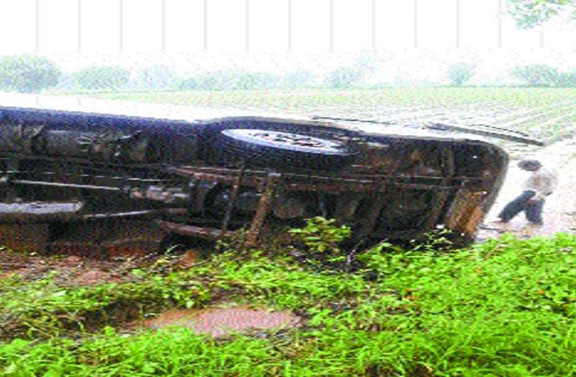 road accident jabalpur यात्रियों से भरी बस पलटी, मच गई चीख-पुकार