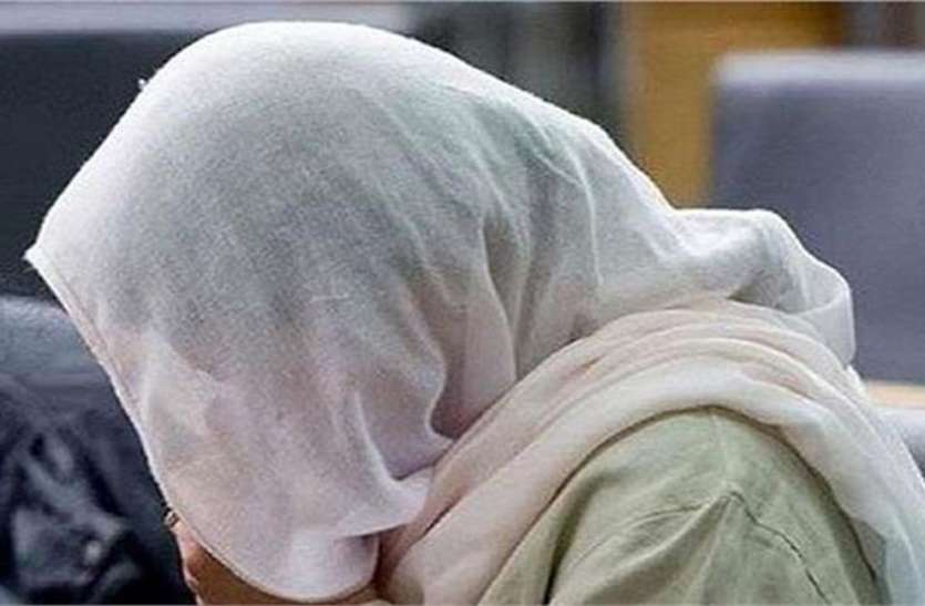 domestic violence ससुर ने बहू के साथ जबरन किया ऐसा काम, विरोध करने पर दी तलाक की धमकी
