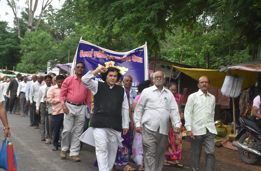 protest for payment of arrears अब सरकार के खिलाफ पेंशनर्स कर रहे मोर्चा बंदी , जानें वजह