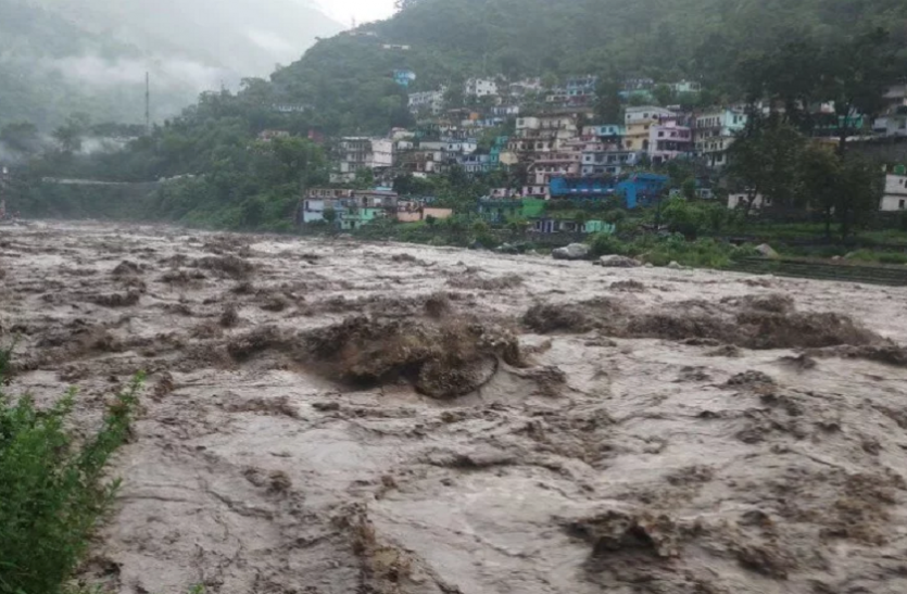 news हिमाचल के सोलन में बादल फटा, मलबे में कई गाड़ियां दबीं