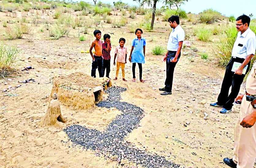 What did the children do that the collector gave the prize? बीच रास्ते में चार-पांच बच्चों ने कलक्टर की चलती गाड़ी के ब्रेक लगवा दिए