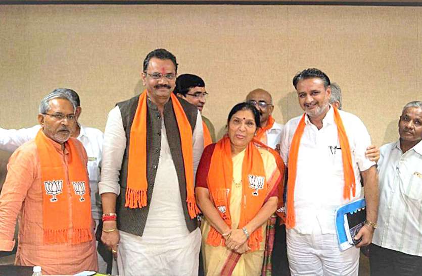 Former Congress leader Ramila desai joins BJP पूर्व कांग्रेस नेता रमीला देसाई भाजपा में शामिल