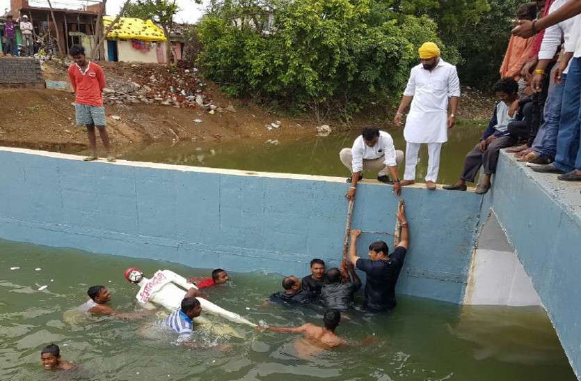 CG News कांग्रेसी नेता ने 20 फिट गहरे पानी में लगा दी छलांग, फिर ऐसे बची जान.. देखें वीडियो
