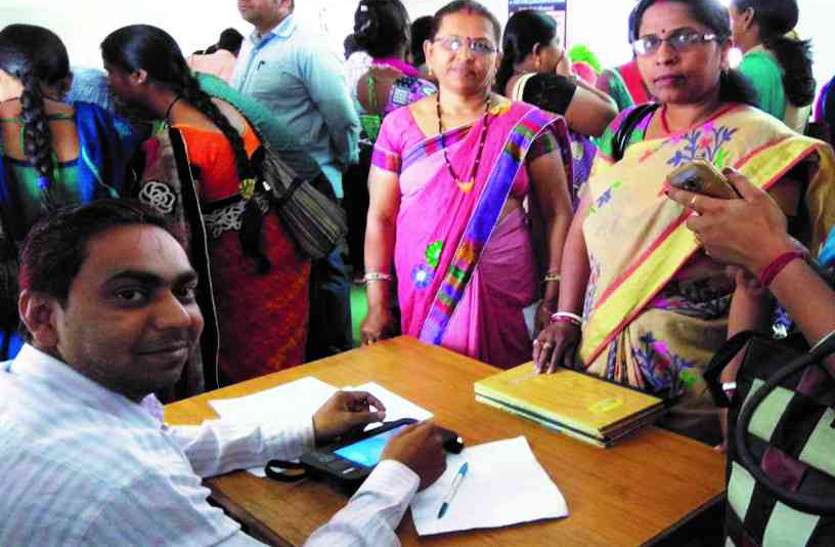 थम्ब इंप्रेशन के जरिए ऑन लाइन उपस्थिति देना था शिक्षकों को, लेकिन अब तक नहीं दे पा रहे, जानें क्या है वजह थम्ब इंप्रेशन के जरिए ऑन लाइन उपस्थिति देना था शिक्षकों को, लेकिन अब तक नहीं दे पा रहे, जानें क्या है वजह