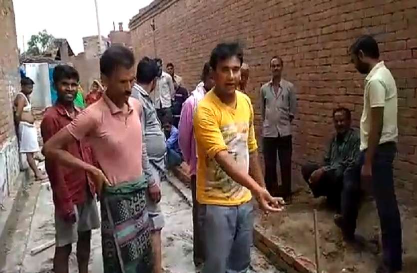 Cleanliness campaign pole open in auraiya up स्वच्छता अभियान की खुली पोल, गांव के विकास में प्रधान ने की थी मनमानी