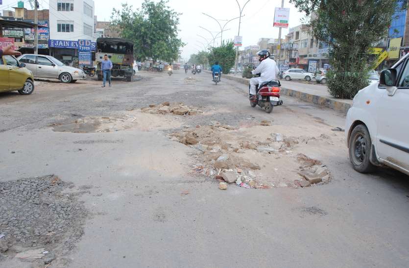 broken road सुखाडिय़ा मार्ग पर पैचवर्क के बजाय मलबे से बढ़ाई आफत