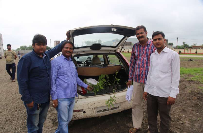 dewas इनकी कार में हमेशा रखे रहते हैं पौधे, एक कॉल पर कहीं भी पहुंच जाते हैं लगाने