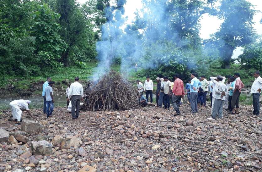 dewas ये क्या घी की बजाय केरोसीन से जलाना पड़ी लाश