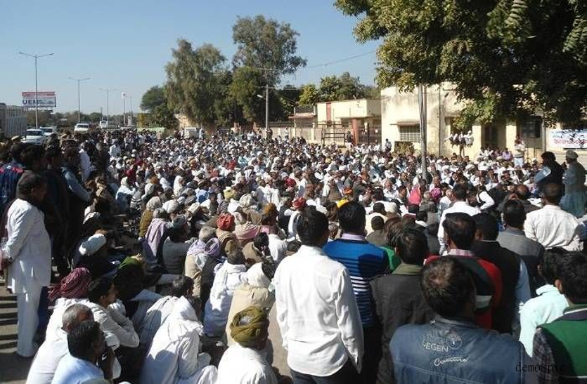 farmer protest आंनदपाल के गांव डीडवाना में किसानों ने भरी हुंकार, सरकार से नाराज़ किसानों ने उठाया बड़ा कदम, लगाए गंभीर आरोप