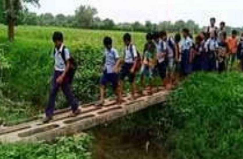 Way bad दो किलोमीटर तक कीचड़ से गुजरना पड़ता है विद्यार्थियों को