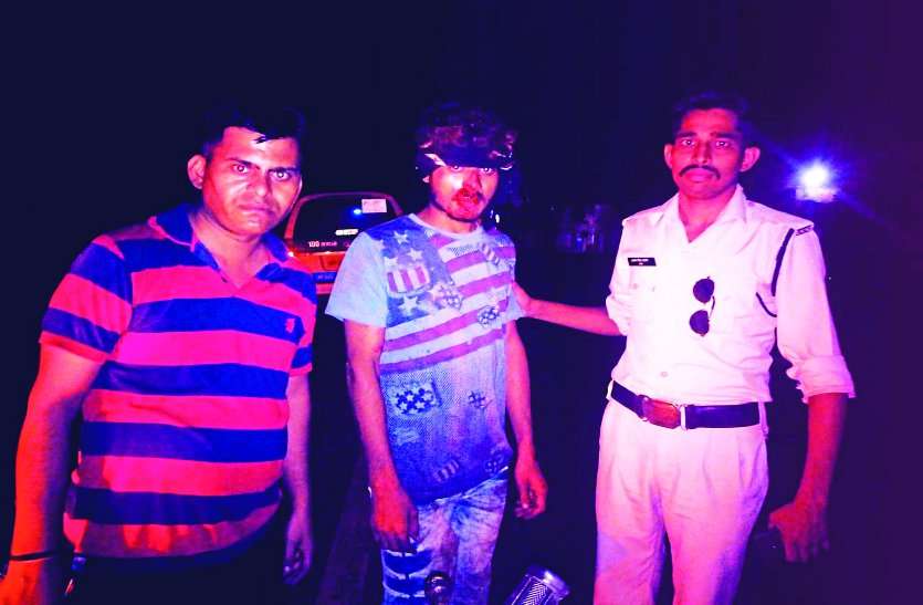 police shivpuri अगर पुलिस के ये जवान नहीं पहुंचते मौके पर, तो चली जाती इस युवक की जान