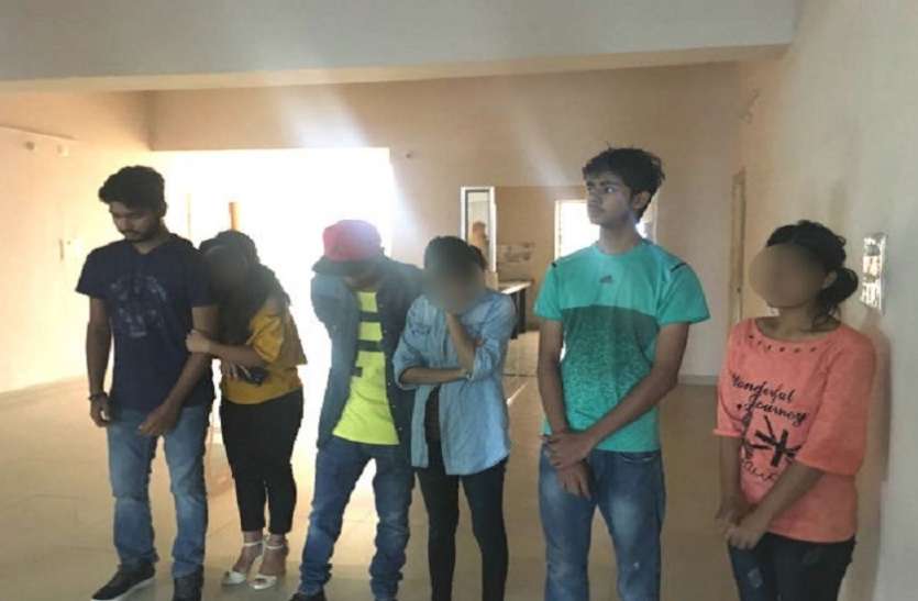 party in hotel बंद कमरे में चल रहा था गंदा खेल, पुलिस की दबिश पड़ते ही कप्लस ने कहा- ये हमारा...