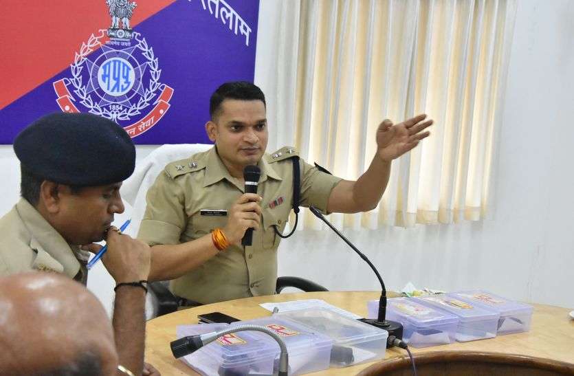 patrika 4 पिस्टल, 2 देशी कट्टे सहित चार गिरफ्तार