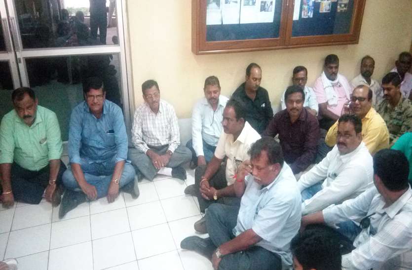 HSCL Employees in Salary कर्मियों को वेतन नहीं तो एचएससीएल जीएम को घेरे रखा दस घंटे तक