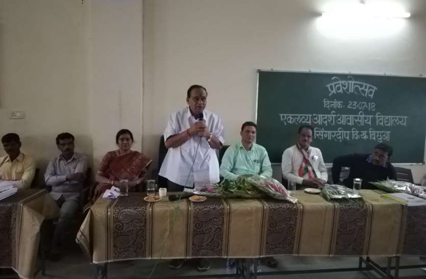 Tilak encouraged children to enter the hostel तिलक लगाकर बच्चों का छात्रावास में प्रवेश