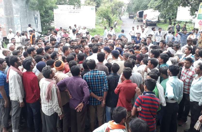 Angry farmers protest on National Highway itarsi, krashi upaj mandi नाराज किसानों ने नेशनल हाईवे पर किया विरोध प्रदर्शन