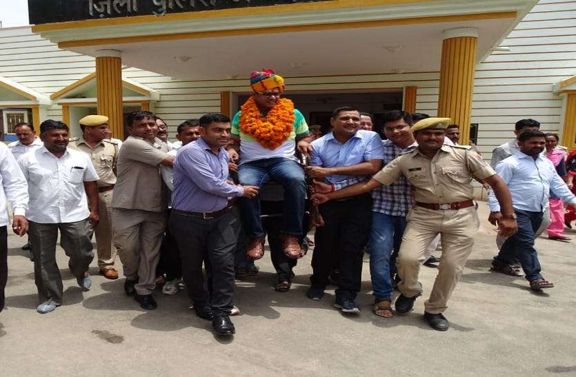 farewell ceremony यहां पुलिस वालों ने एसपी को कुर्सी समेत उठाया, आखिर एेसा क्यों? जानिए पूरी खबर