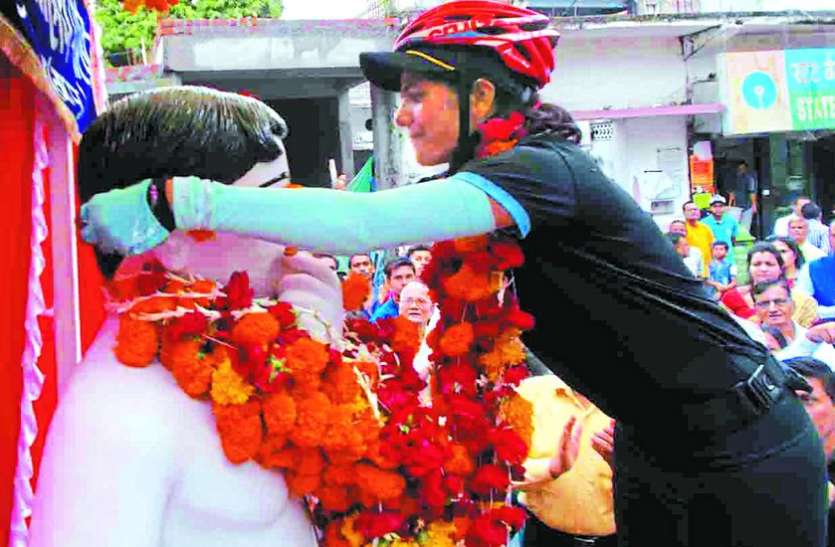 पर्वतारोही सुनीता सिंह साइकिल से कर रहीं भारत भ्रमण पर्वतारोही सुनीता सिंह साइकिल से कर रहीं भारत भ्रमण