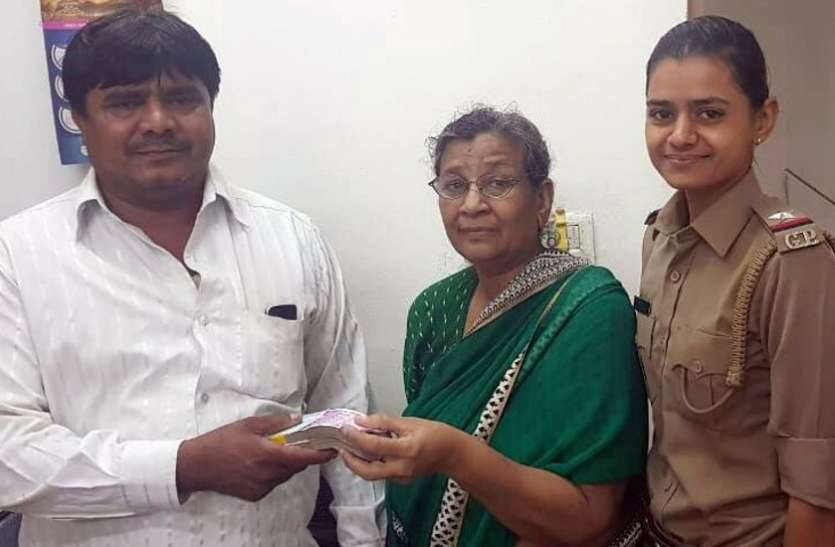 Four lakh rupees returned by rickshaw driver रिक्शा में भूल से रहे चार लाख रुपए चालक ने लौटाए