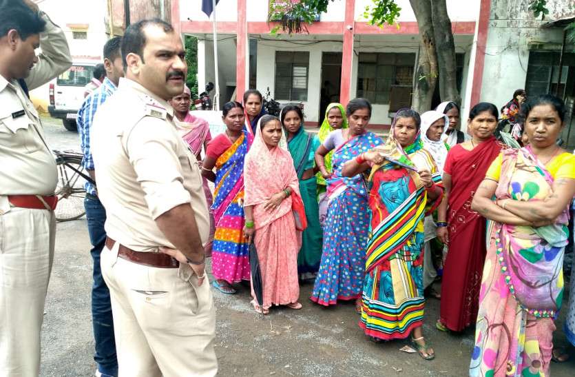 उपसरपंच ने सरपंच पर ग्रामीणों से कमीशनखोरी का लगाया आरोप, जांच करने पहुंचे अधिकारियों से ग्रामीणों ने क्या कहा पढि़ए खबर... उपसरपंच ने सरपंच पर ग्रामीणों से कमीशनखोरी का लगाया आरोप, जांच करने पहुंचे अधिकारियों से ग्रामीणों ने क्या कहा पढि़ए खबर...
