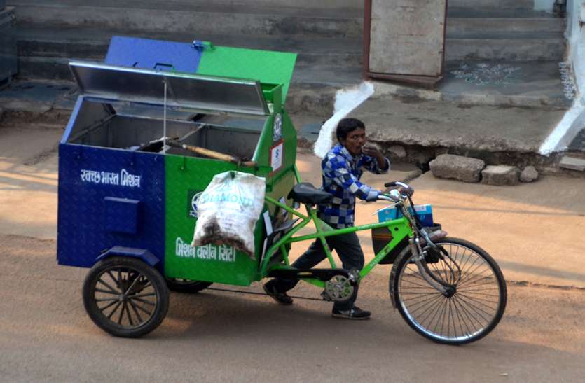 Door-to-door Trash Collection bhilai 1350 कामगार, 750 रिक्शे, 54 ऑटो फिर भी रोज घरों से नहीं उठ रहा कचरा
