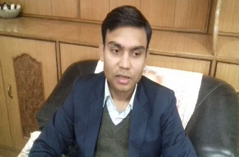 abhimanyu kumar DM of karauli अधिकारियों को भीकमपुरा में स्वीकृत 54.17 लाख रुपए की स्वजल पायलेट प्रोजेक्ट को 15 अगस्त तक पूरा करने की हिदायत