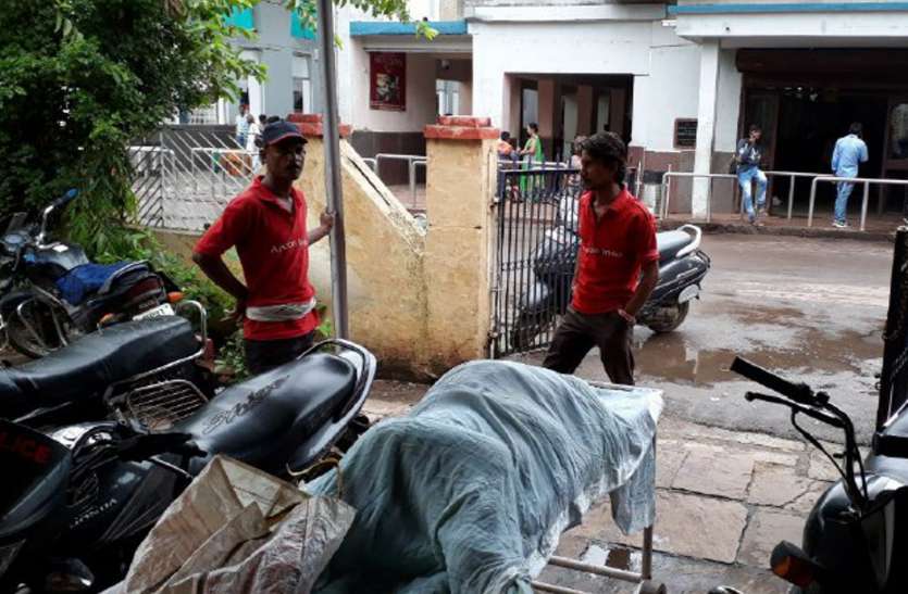 dead bodies of passengers found in train bogies ट्रेन की बोगियों में मिले यात्रियों के शव, मच गया हड़कंप