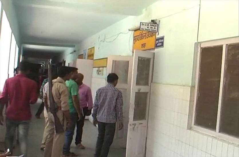 Electricity Department raid in CMO Colony सरकारी अफसर ऐसे कर रहे थे बिजली चोरी, 20 सरकारी कर्मचारियों के काटे गए कनेक्शन, देखें वीडियों