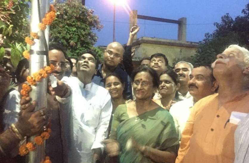 bjp, Rajnath Singh, election. solar lights, Lucknow news. good news LUCKNOW- पावर ग्रिड कारपोरेशन द्वारा 500 लाइटें लगायी जाएगी
