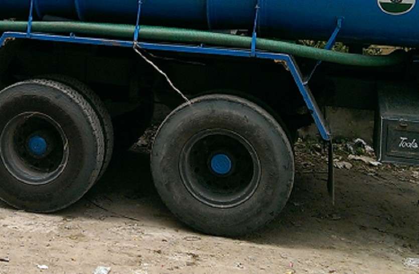 Uncontrollable tanker lorry burst into police booth बेकाबू टैंकर लॉरी पुलिस बूथ में घुसी
