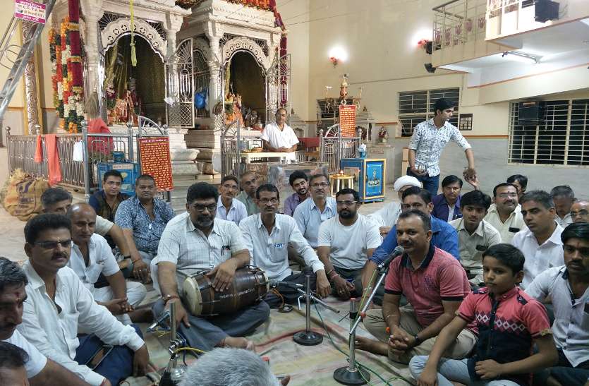 Organizing evening evening named Goumata भजन संध्या में भाव विभोर हुए श्रद्धालु